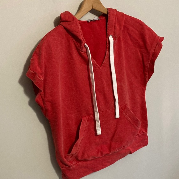 Evereve Tricia Short Sleeve Hoodie Sweatshirt in red wash, Size Small - Picture 3 of 7